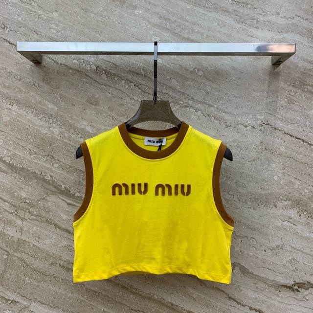 原版开发 高版本 批 Miumi* 24Ss早春新款 撞色边logo小背心 精致高腰小短版型上身巨显瘦 撞色设计 低调奢华 时髦精必备单品解锁所有穿搭 认准我家